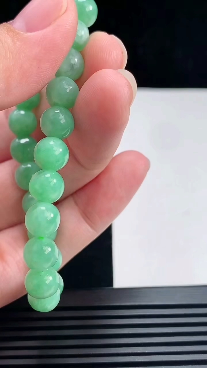 天然A货翡翠圆珠手串，尺寸8 重:20.40g  h8886月26日
工厂直销收藏佳品,种好水足，色泽均匀，有种有色，上手高大气！