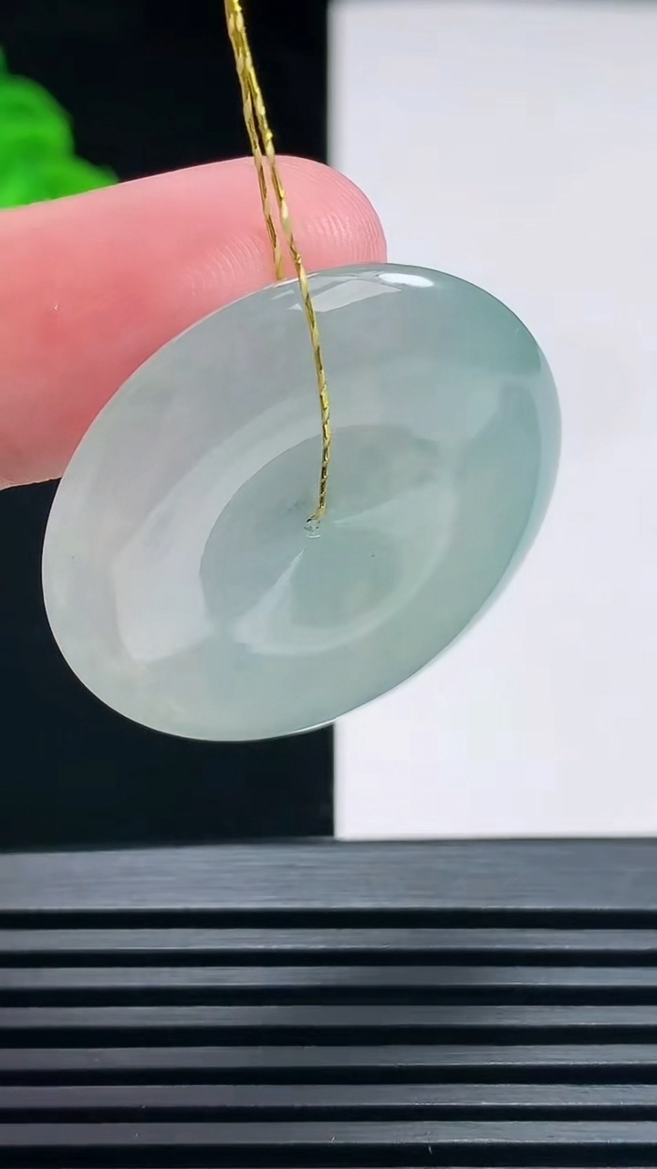 天然A货翡翠平安扣吊坠，尺寸33-5.2 重量:12.24g
6月26日