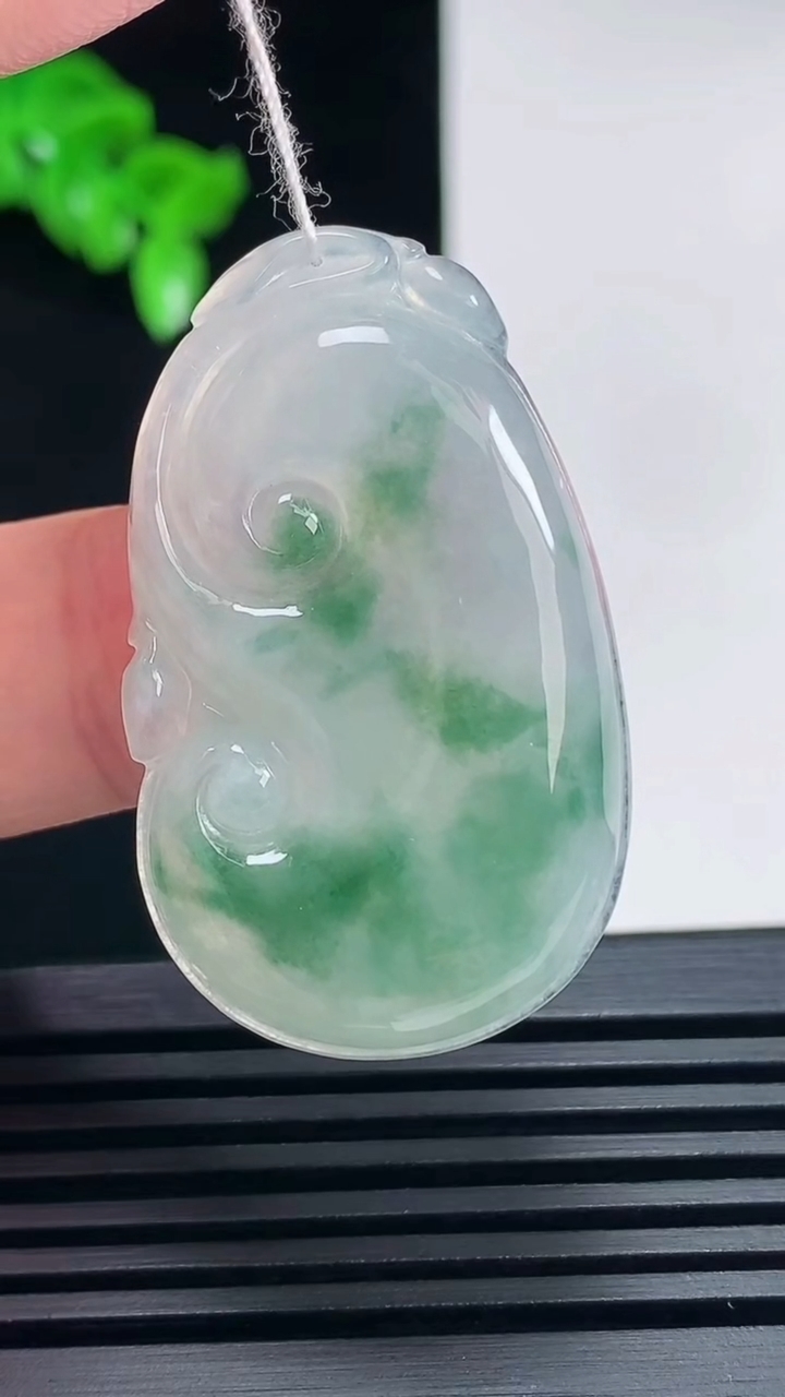 天然A货翡翠飘花如意吊坠，尺寸39-23-5.5 重量:9.43g
6月26日