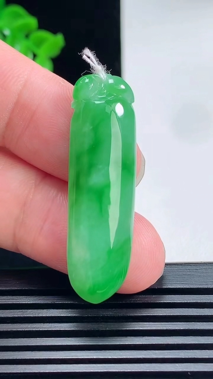 天然A货翡翠福瓜吊坠，尺寸40.6-11.8-5.8 重量:6.41g
6月26日