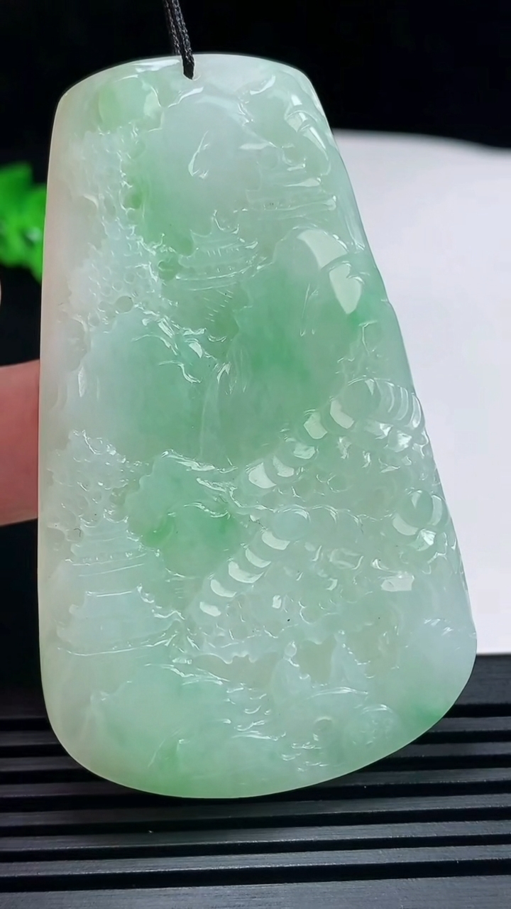天然A货翡翠山水牌吊坠，尺寸68-41.5-5 重量:34.80g
6月26日