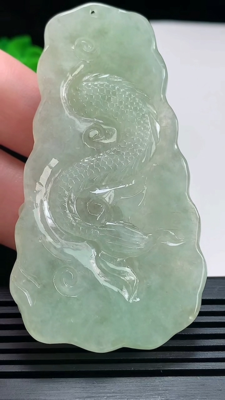 天然A货翡翠龙牌吊坠，尺寸74.5-40-10.6 重量:45.27g
6月26日