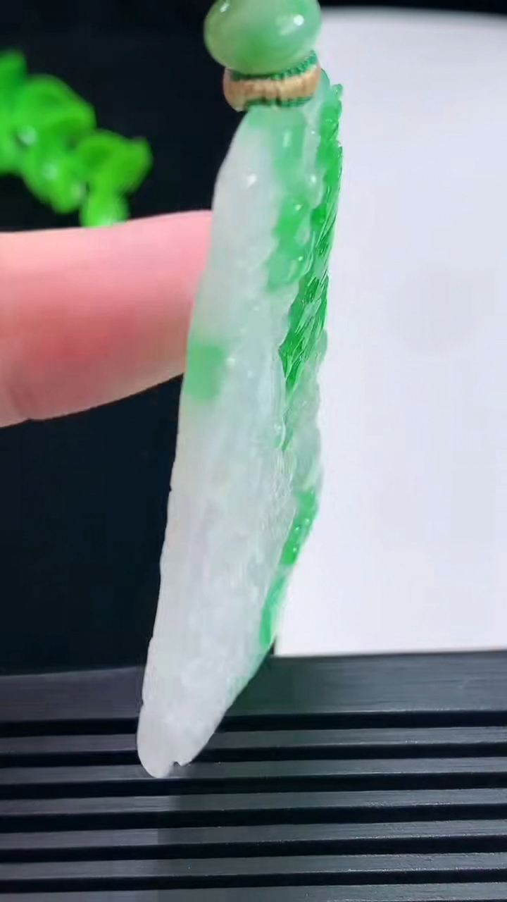天然A货翡翠山水牌吊坠，尺寸54.5-34.6-5.2 重量:22.76g
6月26日