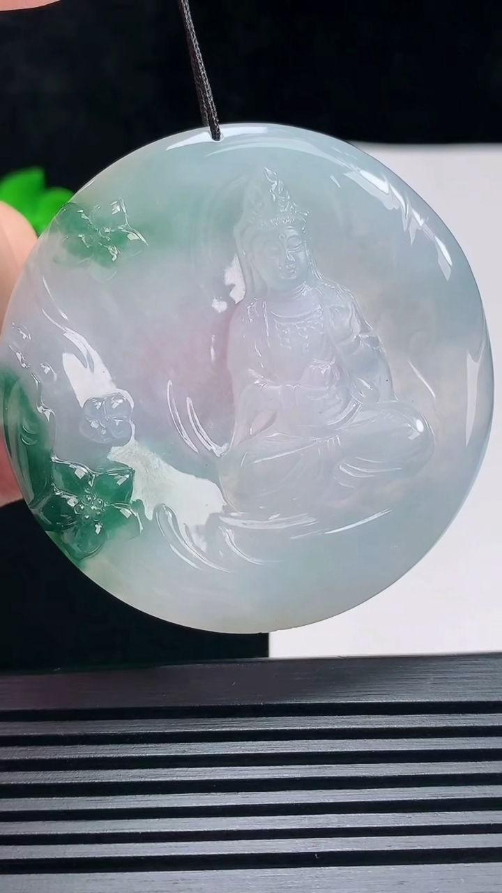天然A货翡翠飘花观音菩萨吊坠，尺寸54-5.6 重量:35.38g
6月26日