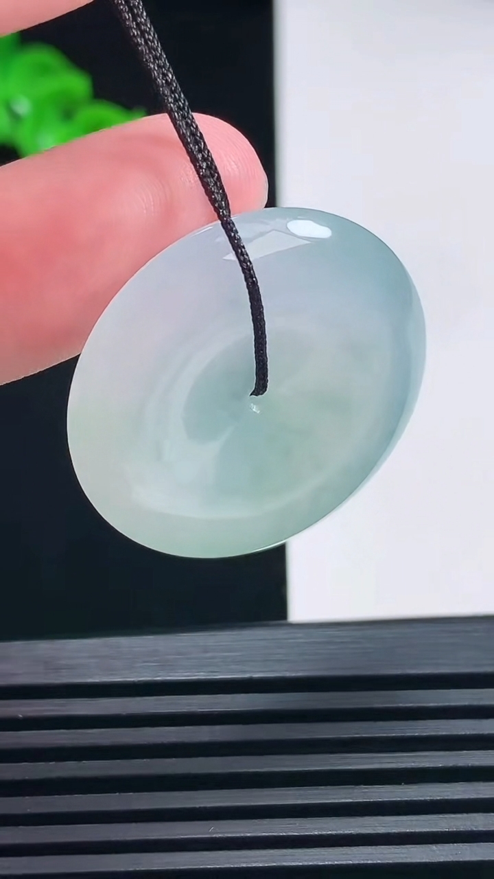 天然A货翡翠平安扣吊坠，尺寸29.6-5.5 重量:10.23g
6月26日