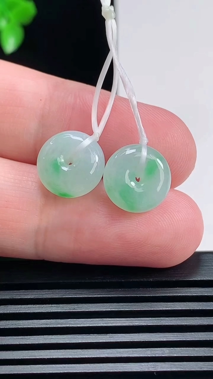 天然A货翡翠平安扣吊坠一对，尺寸11.5-5 重量:2.91g
6月26日