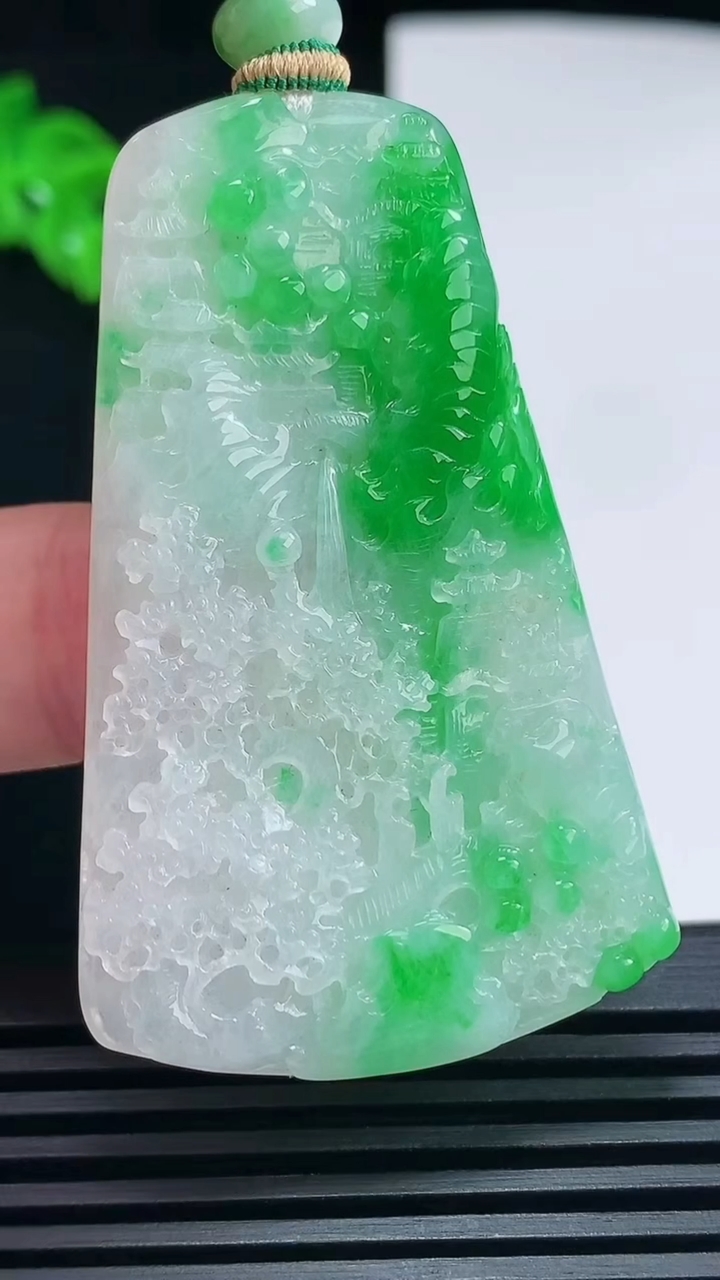 天然A货翡翠山水牌吊坠，尺寸54.5-34.6-5.2 重量:22.76g
6月26日