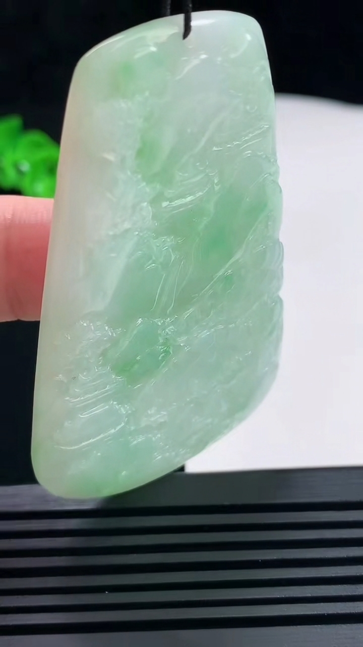 天然A货翡翠山水牌吊坠，尺寸68-41.5-5 重量:34.80g
6月26日