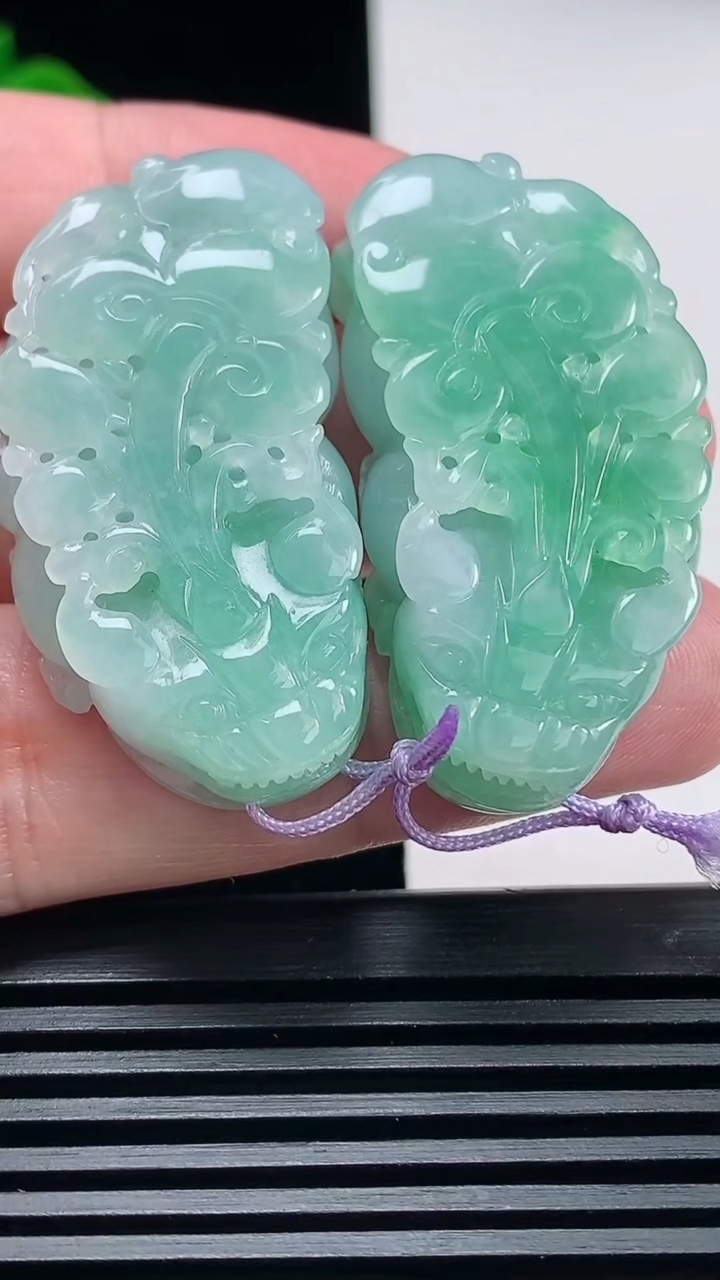 天然A货翡翠貔貅吊坠一对，尺寸42.5-21-9.6 重量:38.62g
6月26日