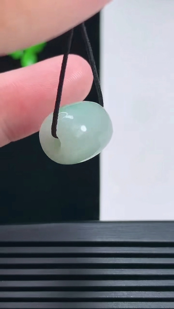 天然A货翡翠路路通吊坠，尺寸14-12 重量:4.35g
6月26日