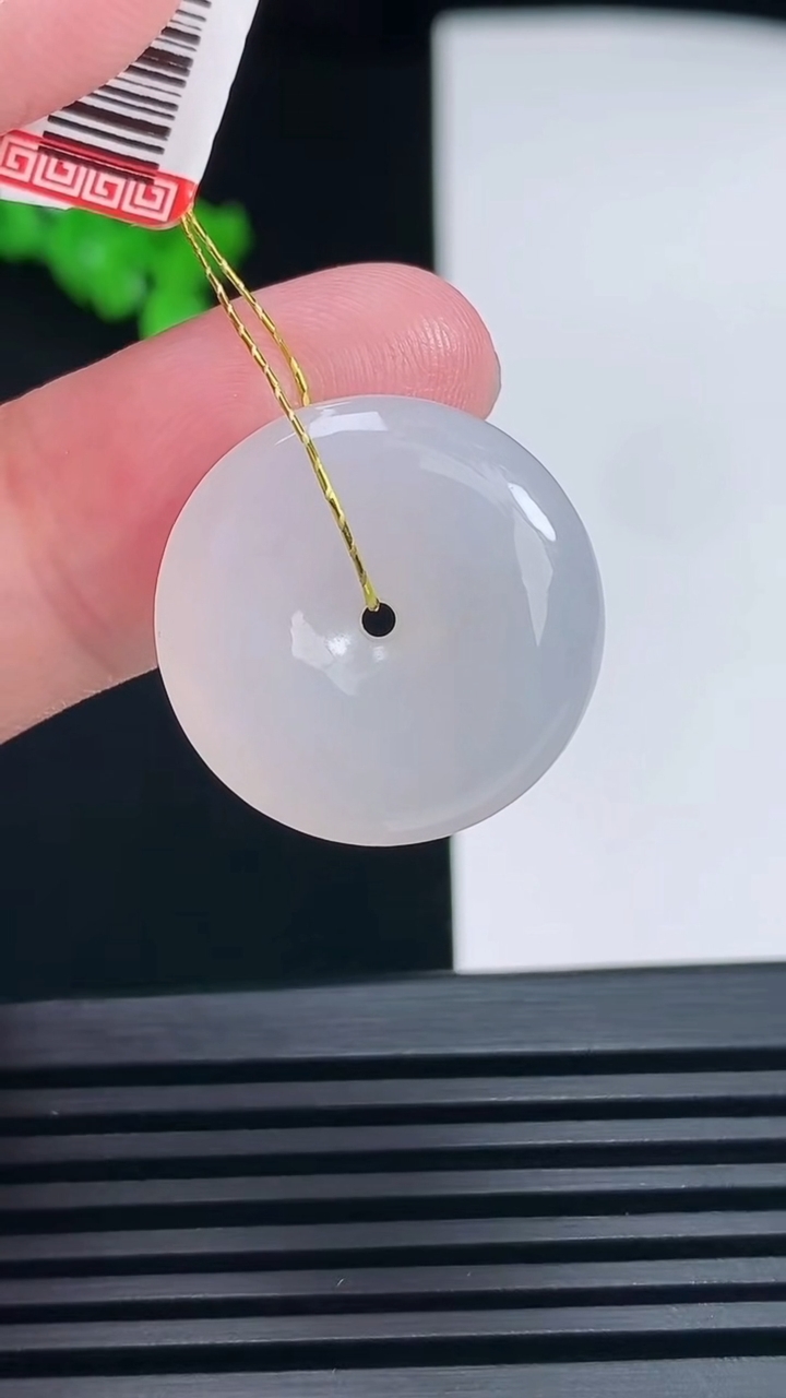 天然A货翡翠平安扣吊坠，尺寸21-5.5 重量:5.05g
6月26日