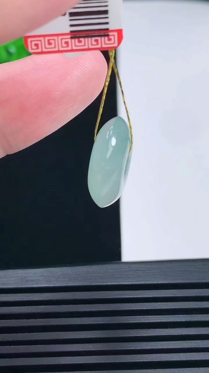 天然A货翡翠平安扣吊坠，尺寸16-5.8 重量:3.09g
6月26日
