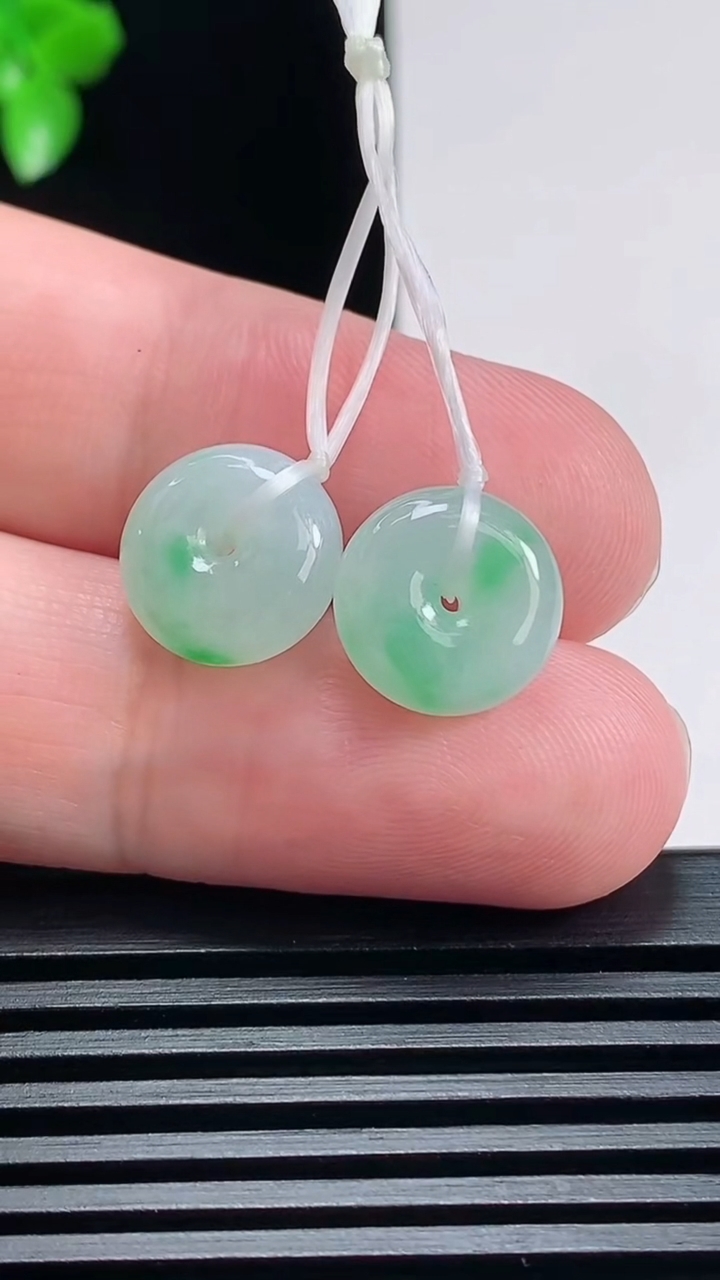 天然A货翡翠平安扣吊坠一对，尺寸11.5-5 重量:2.91g
6月26日