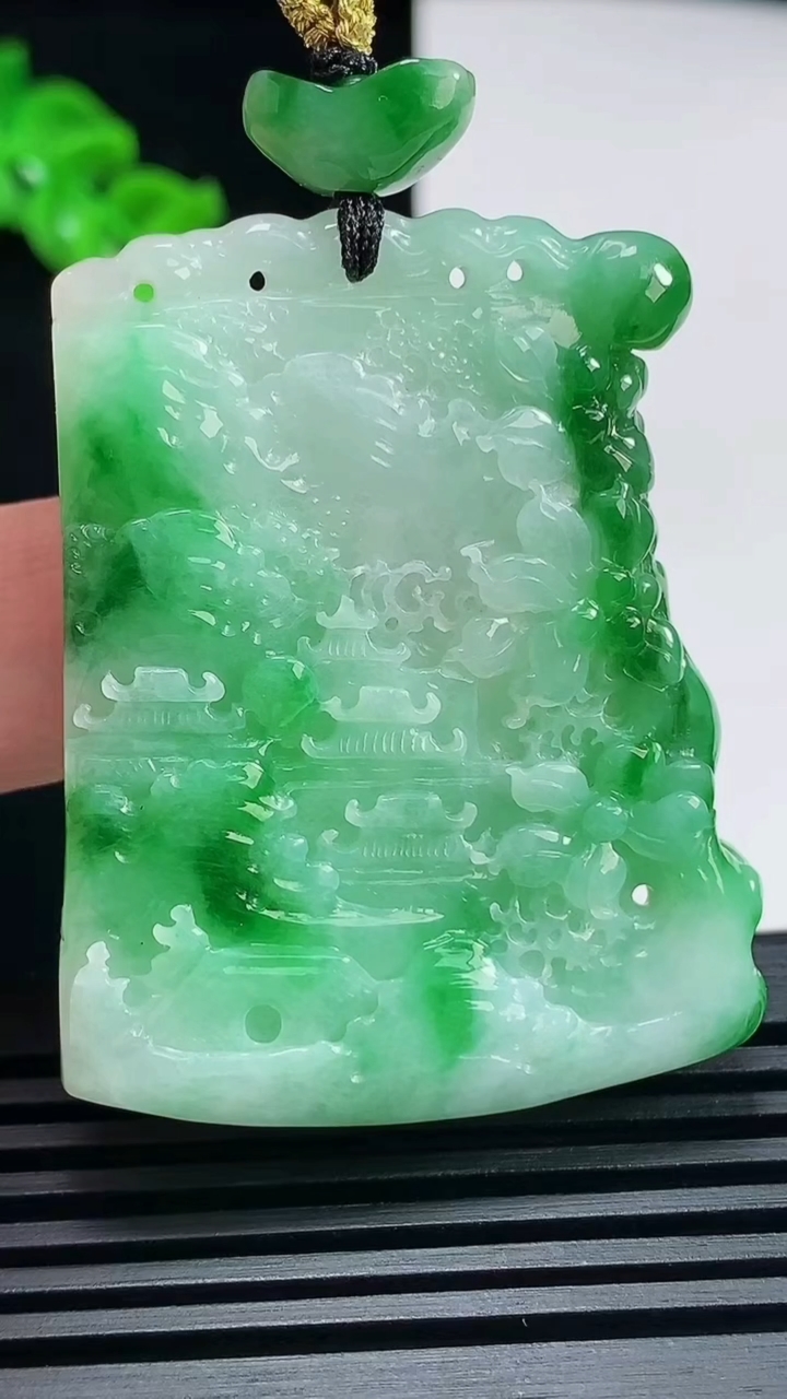 天然A货翡翠山水牌吊坠，尺寸47.5-38-6 重量:24.13g
6月26日