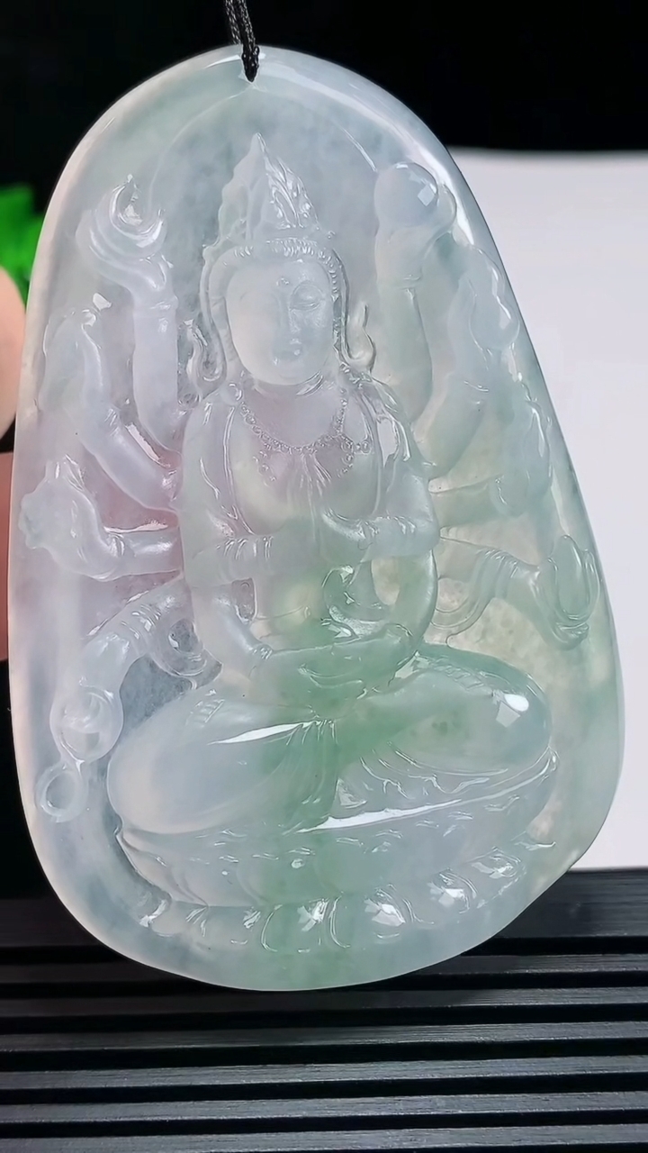 天然A货翡翠千手观音菩萨吊坠，尺寸69.6-46.5-5.5 重量:32.98g
6月26日