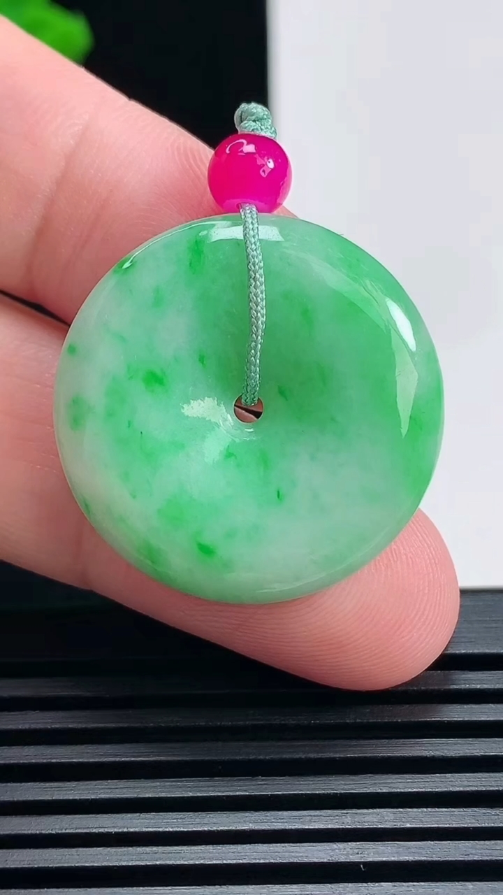 天然A货翡翠平安扣吊坠，尺寸27.5-5.5 重量:9.10g
6月26日