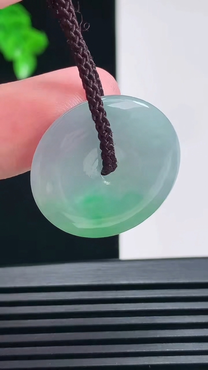 天然A货翡翠春带彩 紫罗兰平安扣吊坠，尺寸26-5 重量:6.78g
6月26日