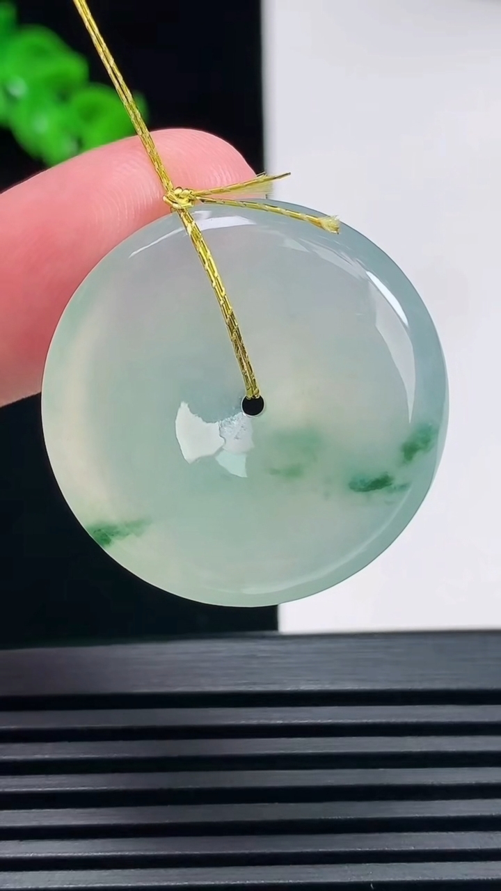 天然A货翡翠冰种飘花平安扣吊坠，尺寸29.5-5.6 重量:10.43g
6月26日