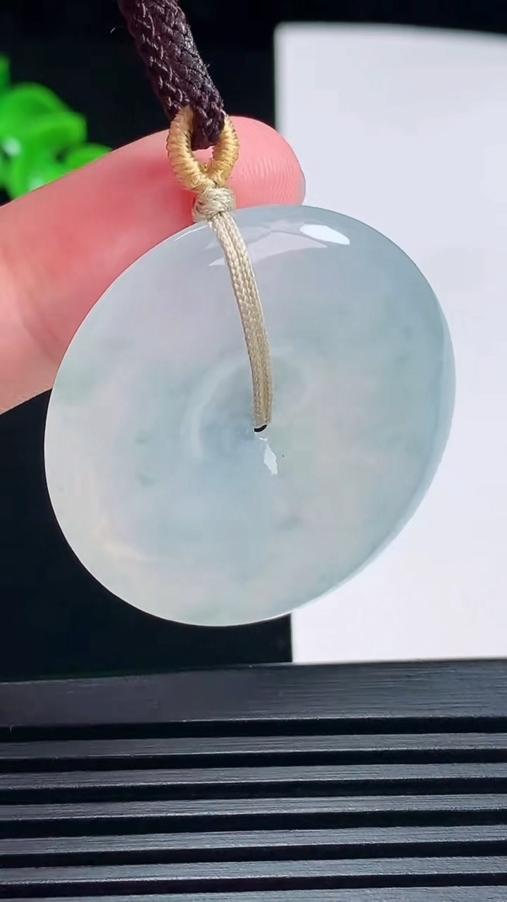 天然A货翡翠冰种飘花平安扣吊坠，尺寸36-5.5 重量:16.02g
6月26日