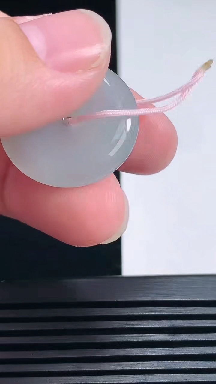 天然A货翡翠平安扣吊坠，尺寸25-5 重量:6.28g
6月26日