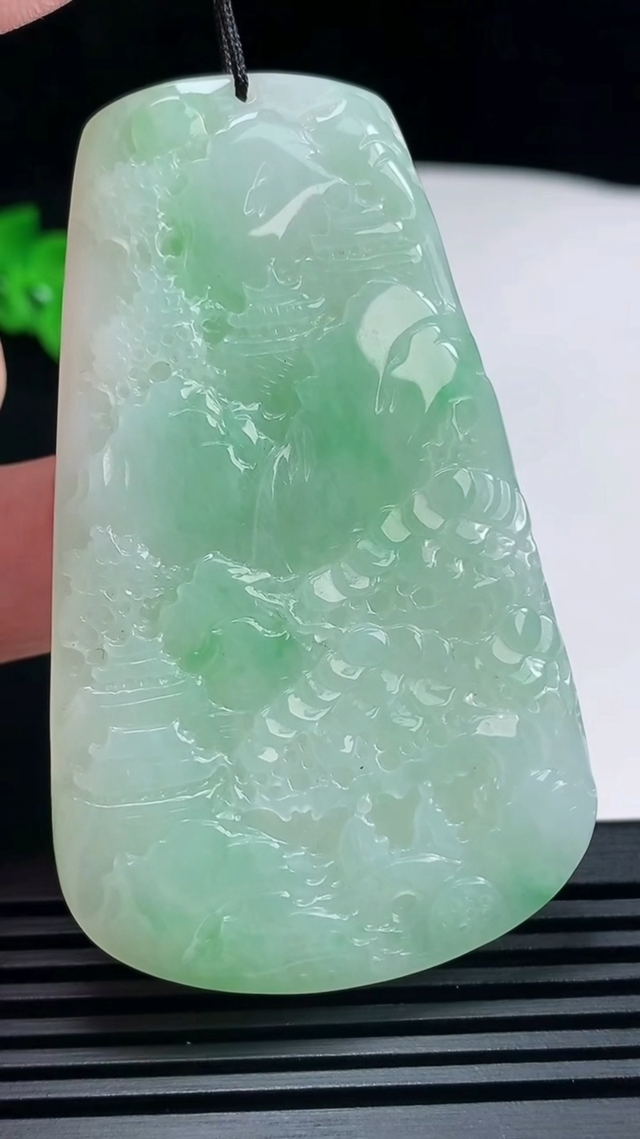 天然A货翡翠山水牌吊坠，尺寸68-41.5-5 重量:34.80g
6月26日