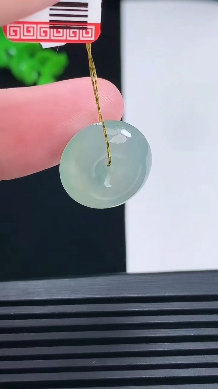 天然A货翡翠平安扣吊坠，尺寸16-5.8 重量:3.09g
6月26日