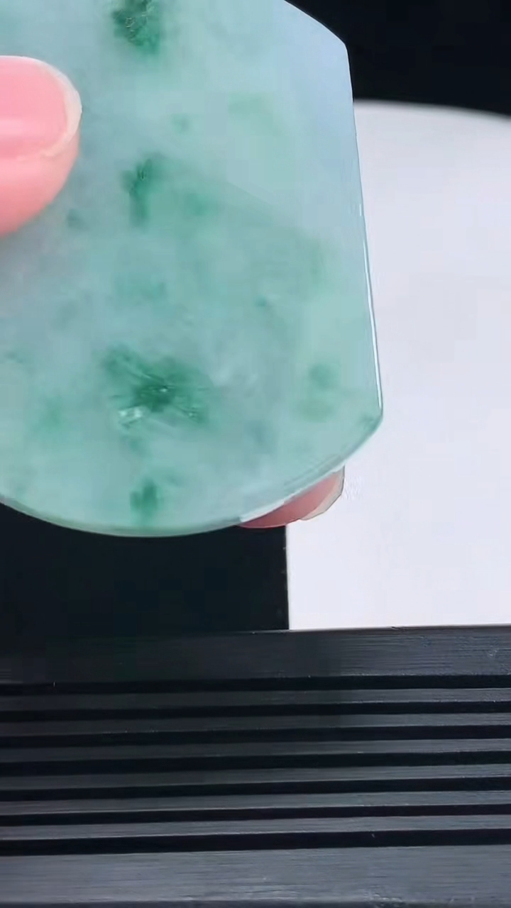 天然A货翡翠飘花无事牌吊坠，尺寸56-42.5-5.6 重量:41.53g
6月26日