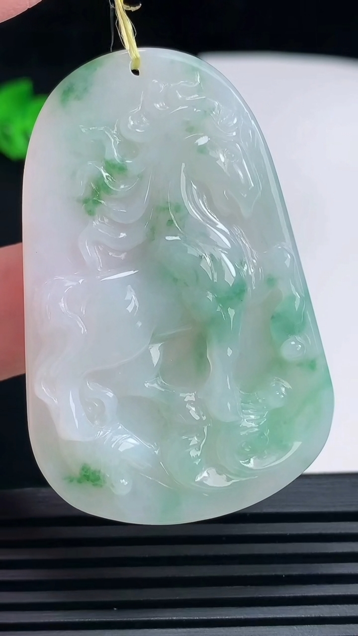 天然A货翡翠生肖马牌吊坠，尺寸54.5-35.6-6 重量:18.51g
6月26日