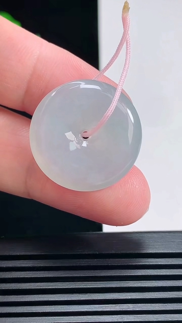 天然A货翡翠平安扣吊坠，尺寸25-5 重量:6.28g
6月26日