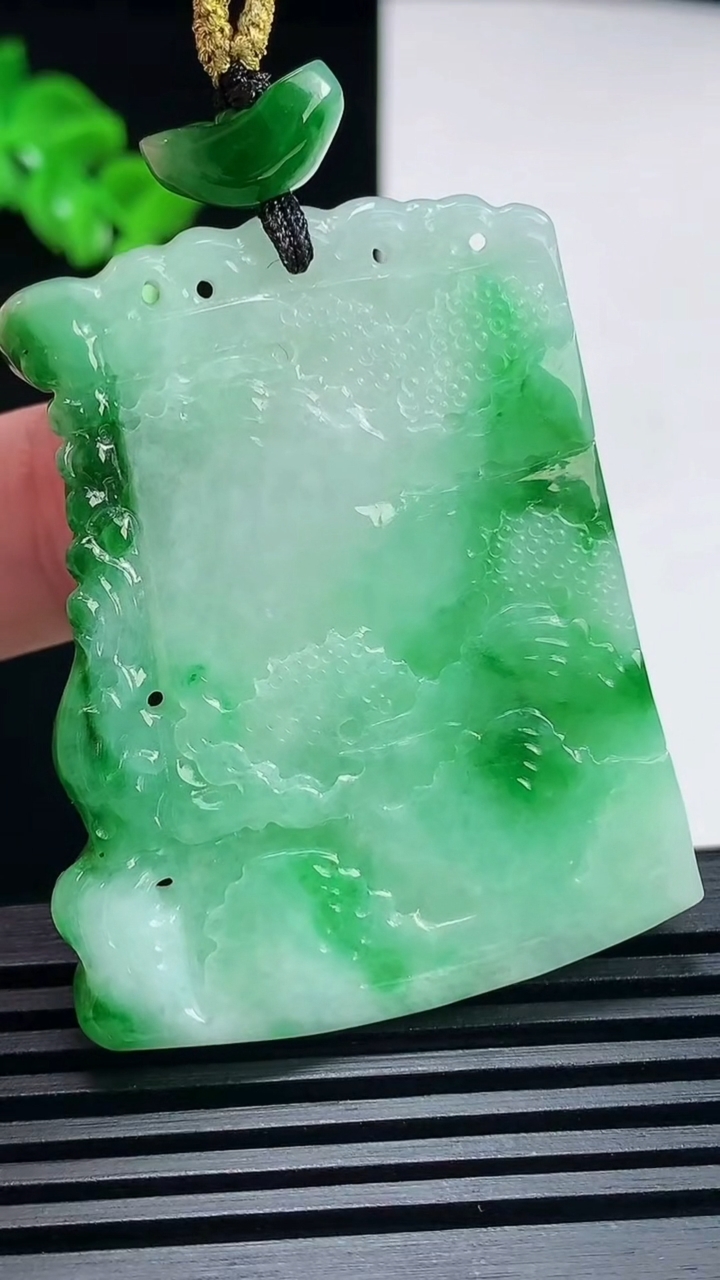 天然A货翡翠山水牌吊坠，尺寸47.5-38-6 重量:24.13g
6月26日