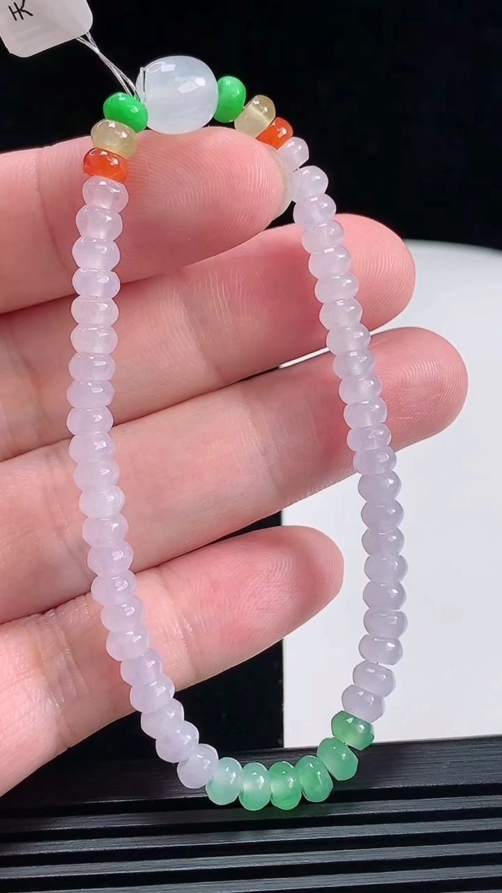 天然A货翡翠三彩算盘珠手串，尺寸5-3.2 重量:9.80g6月26日
工厂直销收藏佳品,种好水足，色泽均匀，有种有色，上手高大气！