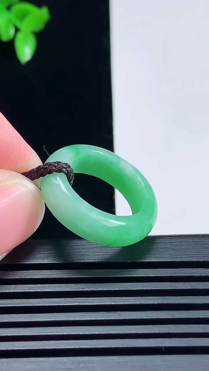 天然A货翡翠玉指环 戒指，尺寸16.3-5.8-3.5 重量:4.05g2026年6月26日
工厂直销收藏佳品,种好水足，色泽均匀，有种有色，上手高大气！