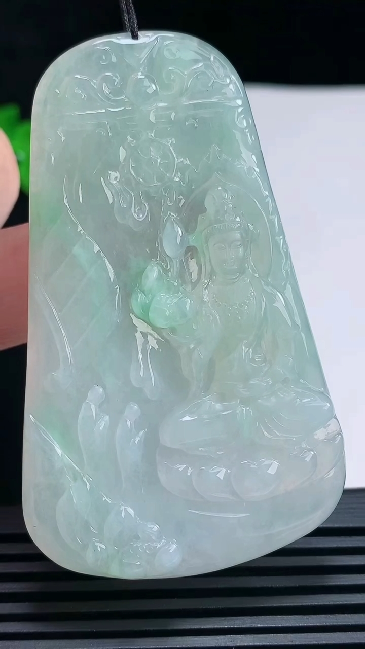 天然A货翡翠大势至菩萨吊坠，尺寸68.5-41.8-5.5 重量:33.89g
6月26日
