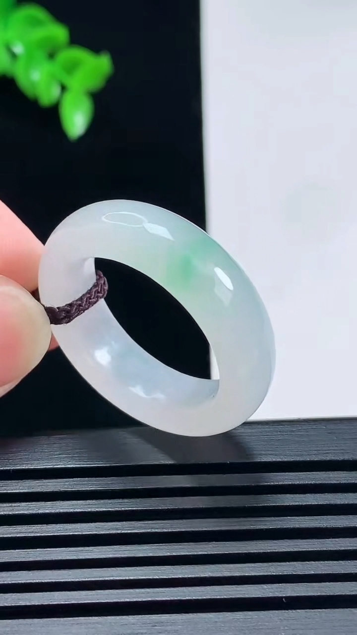 天然A货翡翠玉指环 戒指，尺寸21.8-7.8-4.5 重量:8.55g2026年6月26日
工厂直销收藏佳品,种好水足，色泽均匀，有种有色，上手高大气！