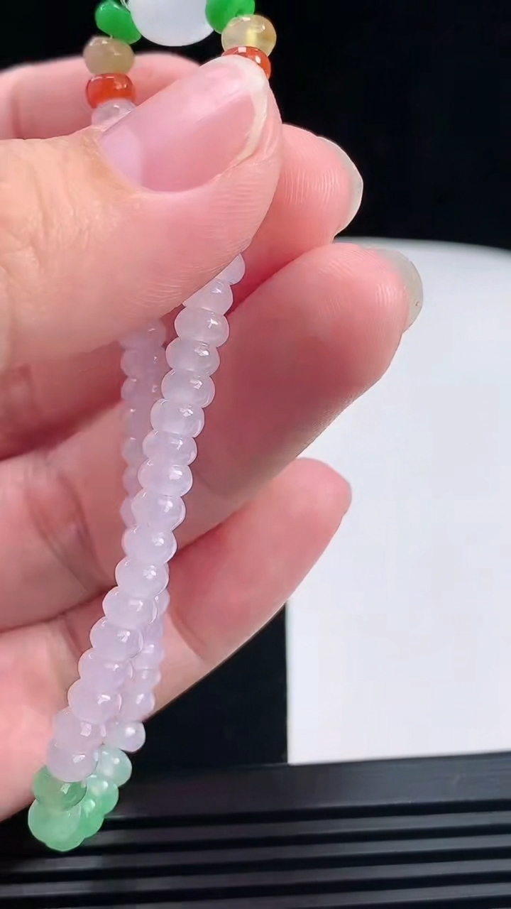 天然A货翡翠三彩算盘珠手串，尺寸5-3.2 重量:9.80g6月26日
工厂直销收藏佳品,种好水足，色泽均匀，有种有色，上手高大气！