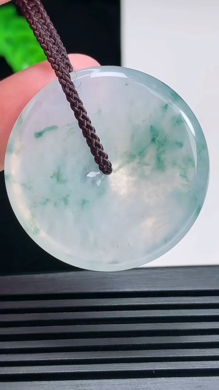 天然A货翡翠冰种飘花平安扣吊坠，尺寸36-5 重量:14.82g
6月26日