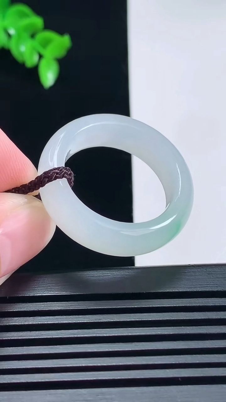 天然A货翡翠玉指环 戒指，尺寸21.8-7.8-4.5 重量:8.55g2026年6月26日
工厂直销收藏佳品,种好水足，色泽均匀，有种有色，上手高大气！