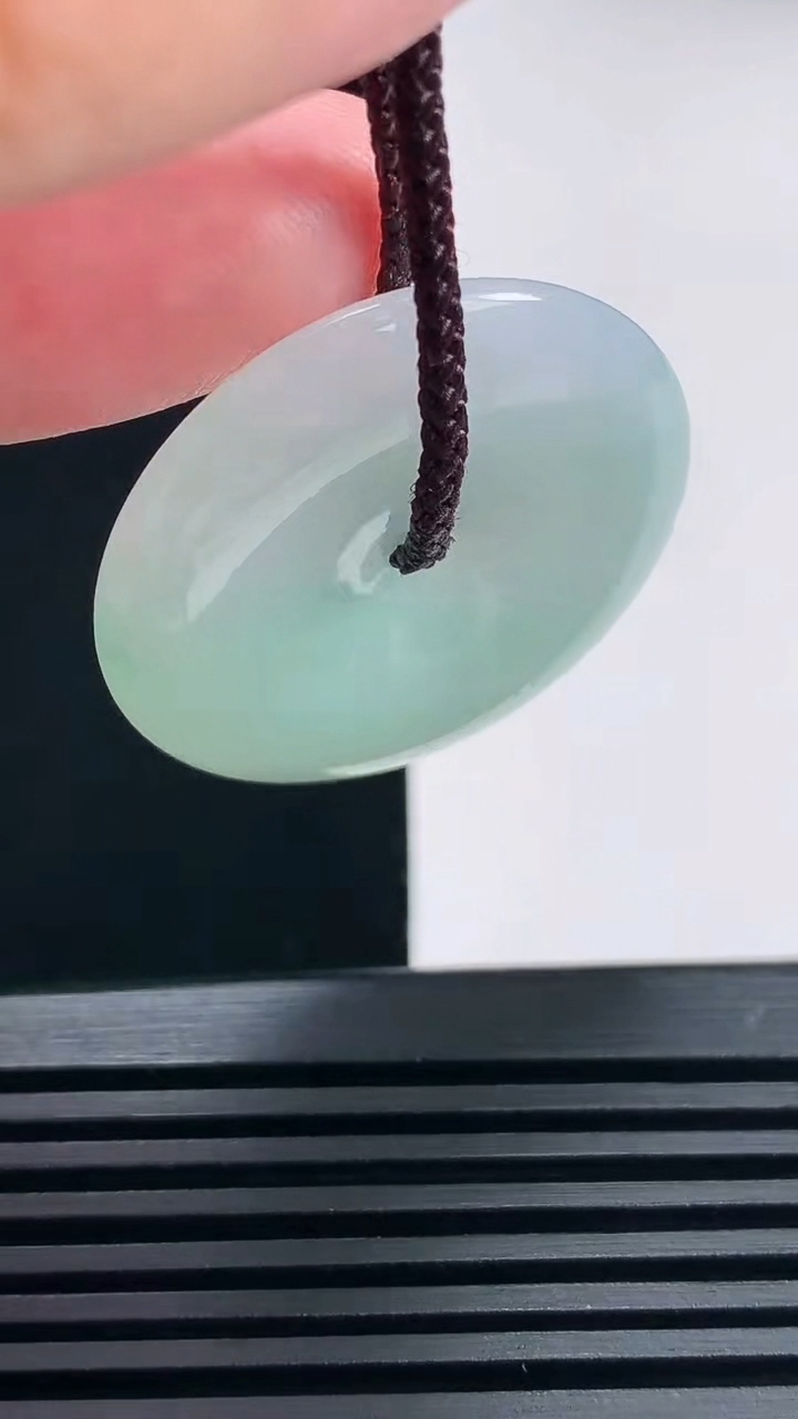 天然A货翡翠平安扣吊坠，尺寸32-5.5 重量:12.44g
6月26日