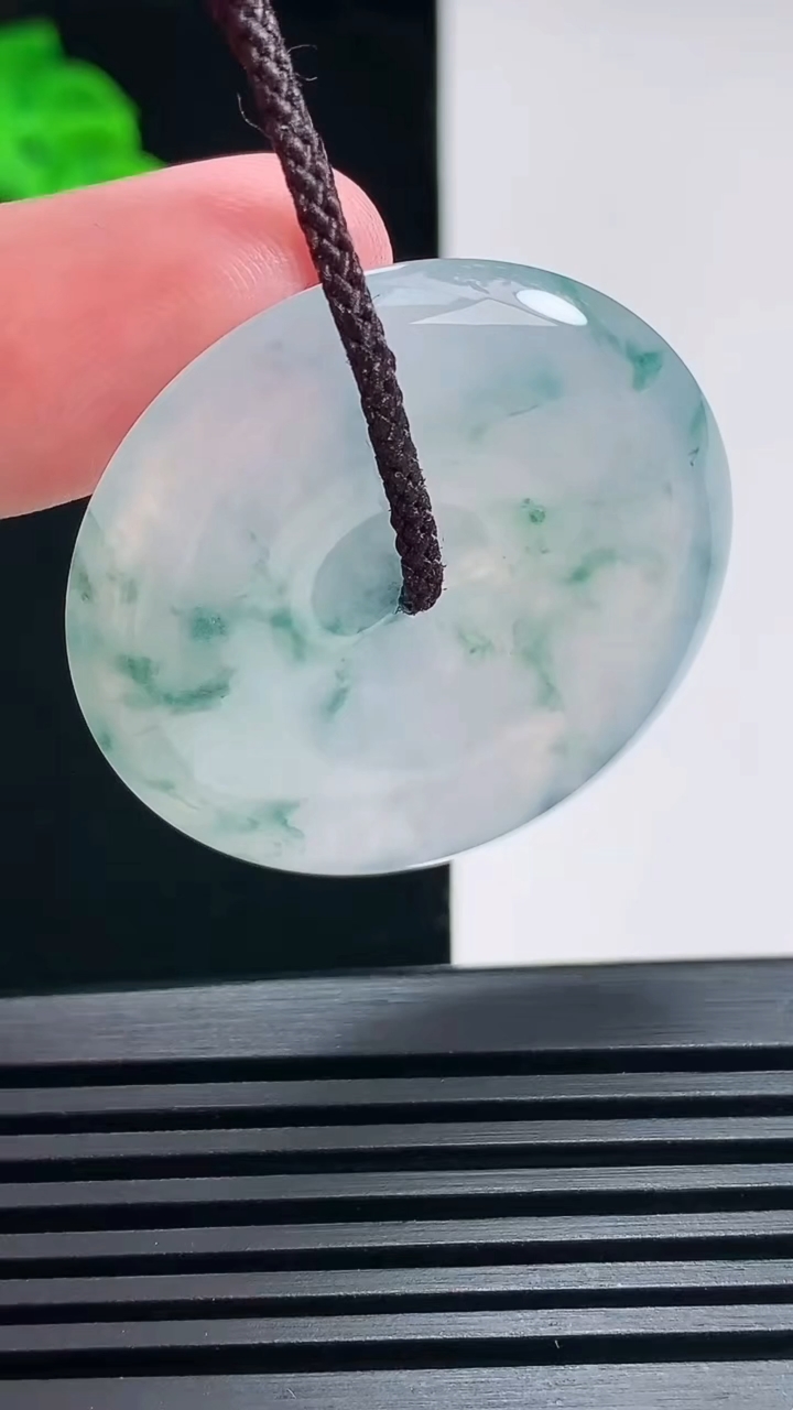 天然A货翡翠冰种飘花平安扣吊坠，尺寸36-5 重量:14.82g
6月26日