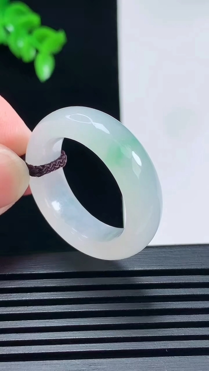 天然A货翡翠玉指环 戒指，尺寸21.8-7.8-4.5 重量:8.55g2026年6月26日
工厂直