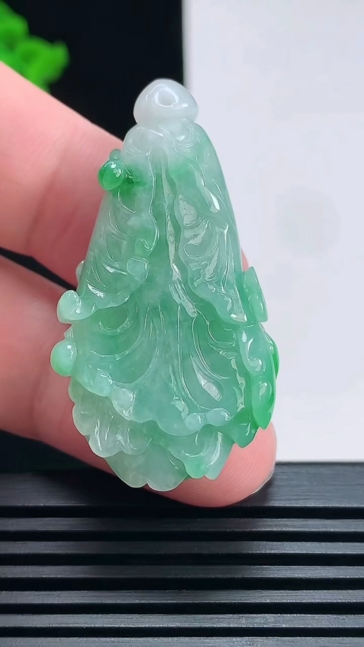 天然A货翡翠白菜吊坠，尺寸44-24-10 重量:15.19g
6月26日