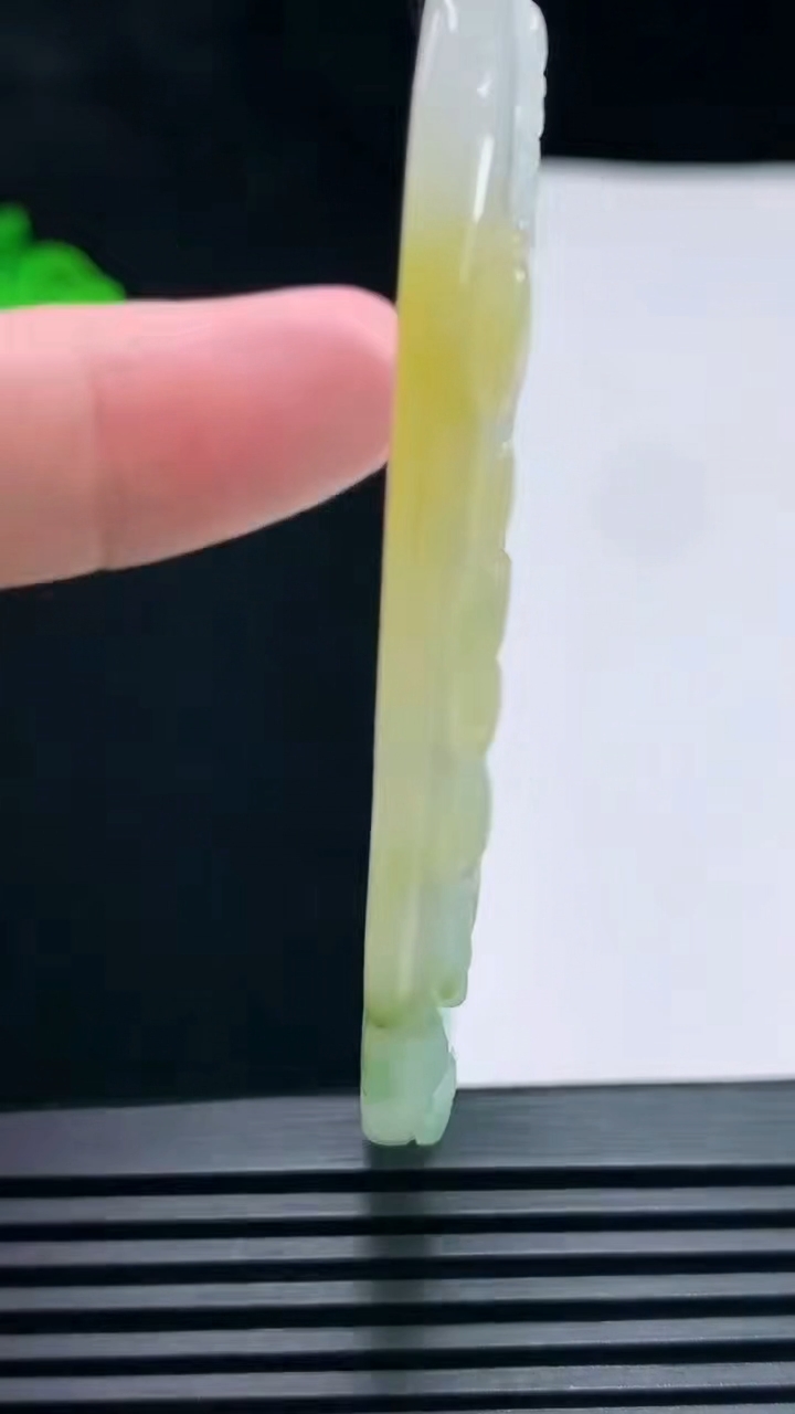 天然A货翡翠千手观音菩萨吊坠，尺寸70-40.2-5.6 重量:34.67g
6月26日