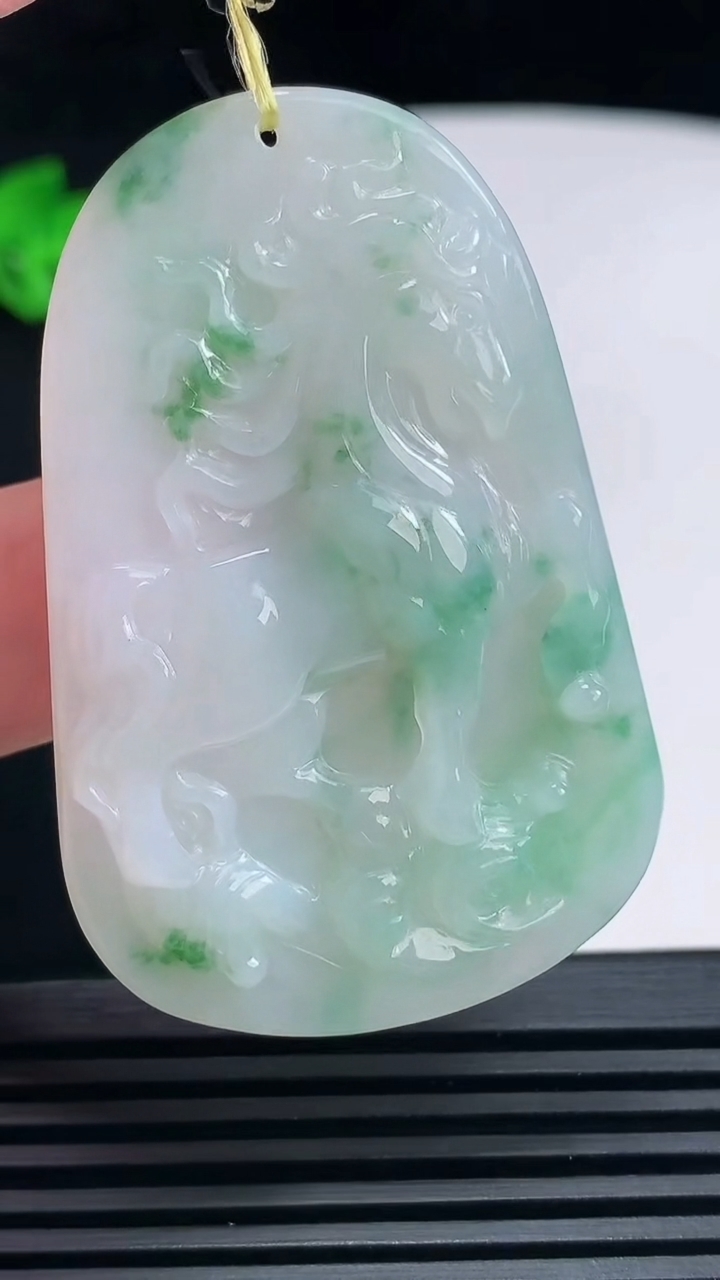 天然A货翡翠生肖马牌吊坠，尺寸54.5-35.6-6 重量:18.51g
6月26日
