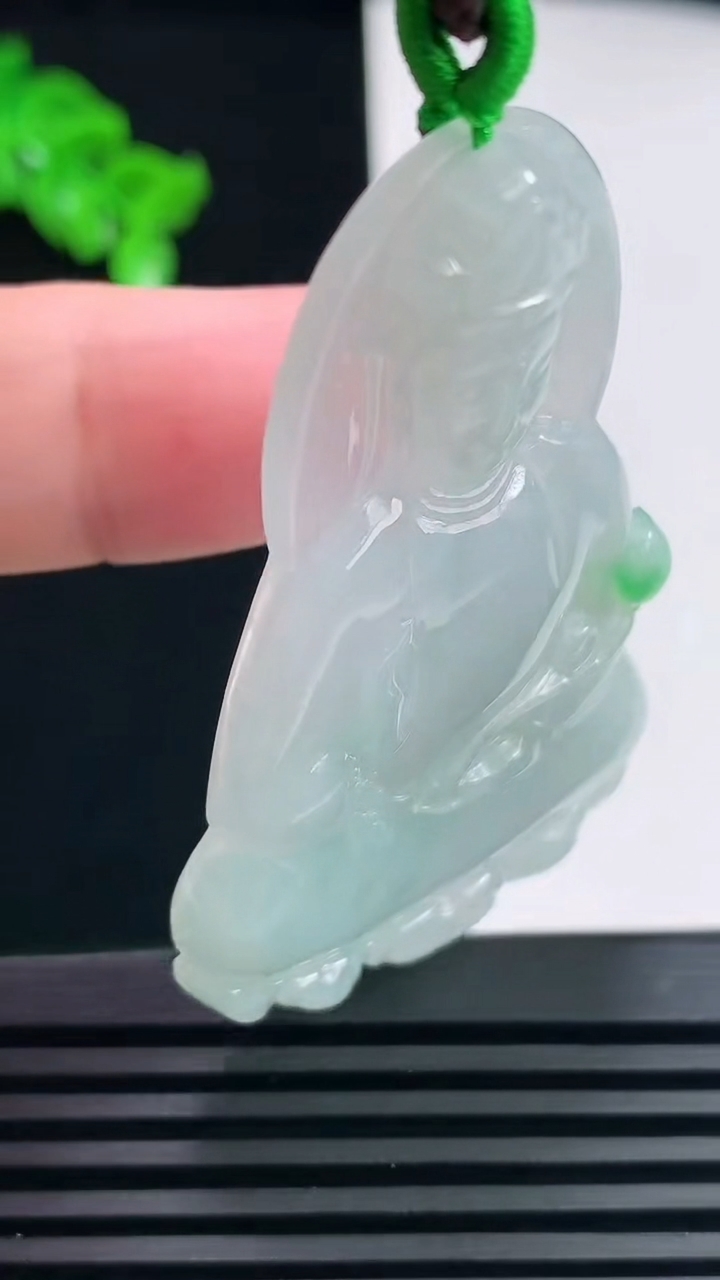 天然A货翡翠大势至菩萨吊坠，尺寸56-33.5-5.2 重量:18.03g
6月26日
