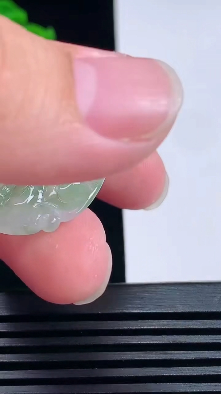 天然A货翡翠和和美美 荷叶鱼吊坠，尺寸34-22.6-3.5 重量:5.00g
6月26日