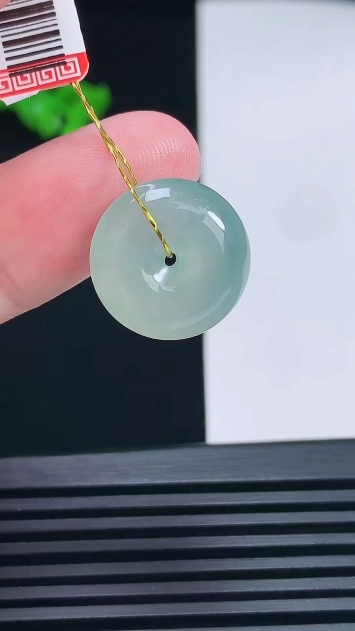 天然A货翡翠平安扣吊坠，尺寸16-5.8 重量:3.09g
6月26日