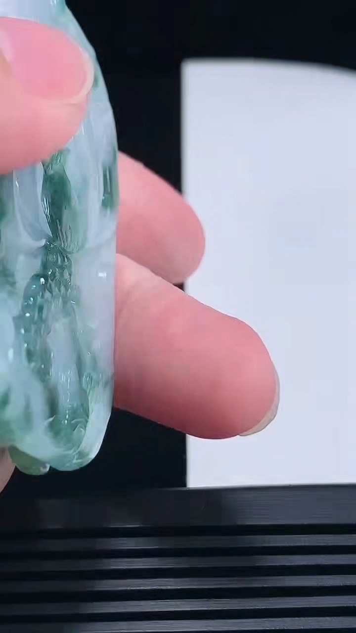 天然A货翡翠飘花文殊菩萨吊坠，尺寸64-34.5-9.8 重量:40.74g
6月26日