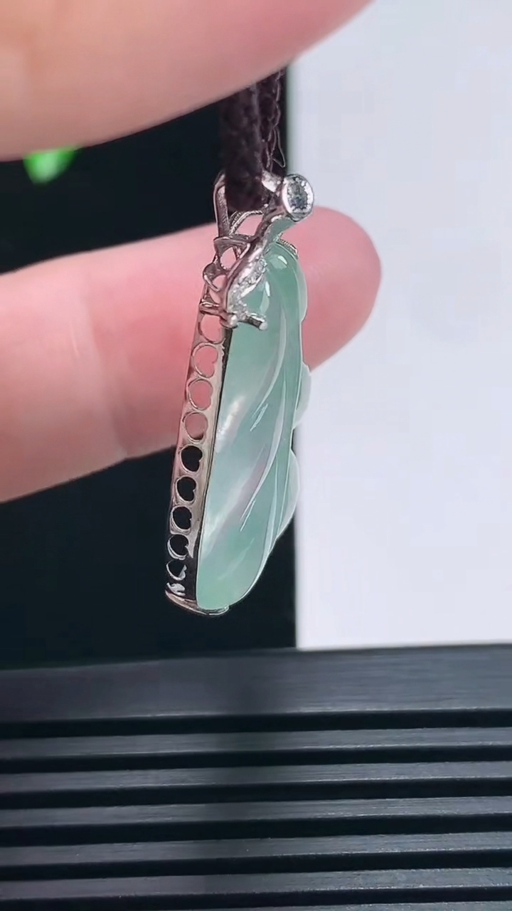 天然A货翡翠金枝玉叶 叶子吊坠，尺寸33.5-15.6-6，裸石28-15.5  重量:4.00g
6月26日