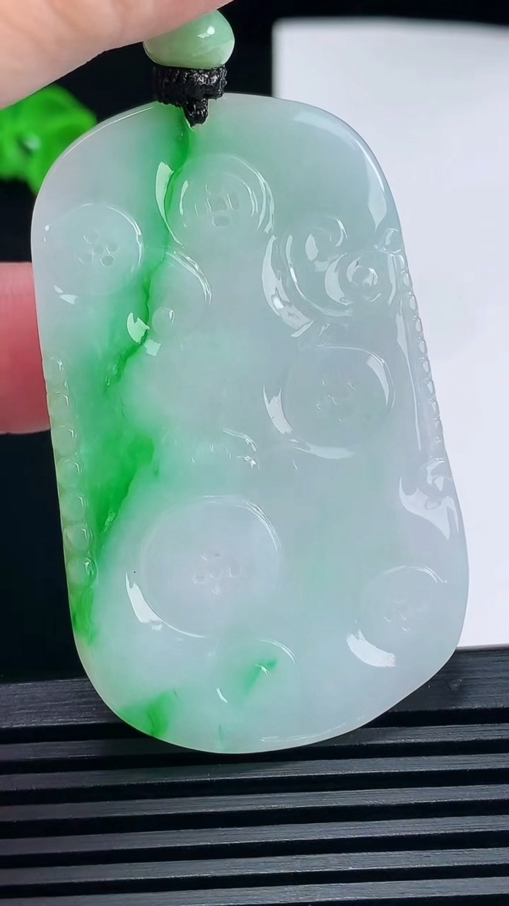 天然A货翡翠龙牌吊坠，尺寸56-35-4.6 重量:25.13g
6月26日
