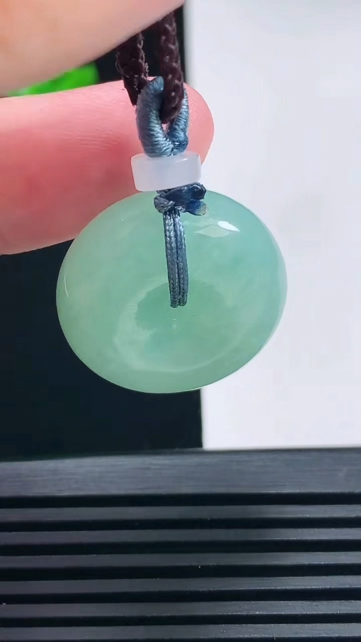 天然A货翡翠平安扣吊坠，尺寸23.6-9.5 重量:11.82g
6月26日